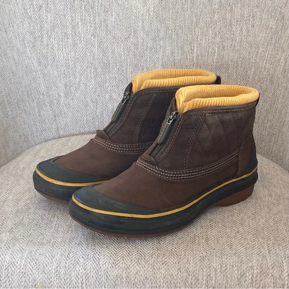 Clarks Water proof Leather Mugs Booties.